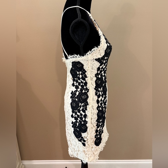 Women’s SAYLOR Alexis dress in cream & black lace. Size Small - Picture 6 of 10
